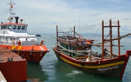 Tàu cá của ngư dân Quảng Bình gặp nạn trên biển