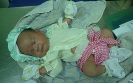 Bé khoảng 10 ngày tuổi bị bỏ rơi ở góc cây