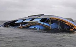 Du ngoạn bằng thuyền buồm, hai du khách nước ngoài bị rớt xuống biển