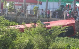 Xe khách mang biển Sài Gòn lao xuống mương ở Quảng Nam