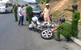 Một CSGT bị tài xế ép ngã xuống đường hai lần