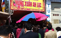 Đường vắng lặng, chùa đông đúc sáng mùng 1 Tết