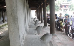 Sĩ tử tiu nghỉu vì không được sờ đầu rùa Văn Miếu