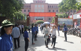 Sĩ tử đội nắng tới làm thủ tục dự thi đại học