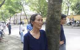 Mẹ già khắc khoải ngóng con bên ngoài phòng thi đại học