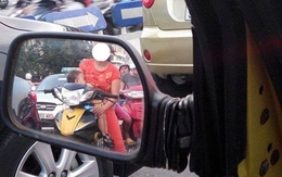 Sốc cảnh bà mẹ vừa đi xe máy vừa cho con bú giữa đường