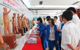 Trưng bày mẫu phác thảo tượng đài Hồ Chí Minh