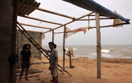 Dân Quảng Bình dỡ nhà tránh siêu bão Haiyan