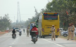 Nhà xe lại “hành” hành khách