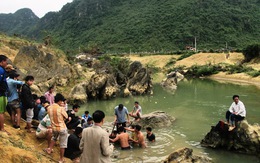 Quảng Bình: Tạm dừng việc vớt cây gỗ huê giá chục tỉ vừa được phát hiện