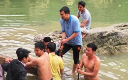 Quảng Bình: Đầu nậu ngã giá và tiến hành trục vớt gỗ huê