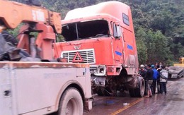 Xe container bị lật trên quốc lộ 12A