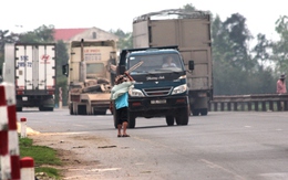 Quảng Bình: Chặn xe con xin đểu trên QL1A