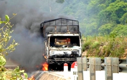 Cháy xe trên QL12A, ách tắc giao thông 2 giờ 