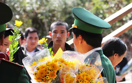 Hàng vạn người viếng mộ Đại tướng Võ Nguyên Giáp