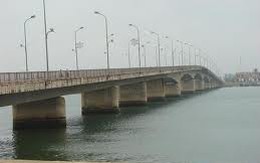 Clip người dân cứu nữ sinh nhảy cầu tự vẫn