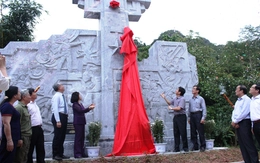 Khánh thành bức phù điêu tại Hang 8 thanh niên xung phong