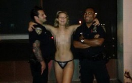 Hot girl "ngực trần" chụp hình cùng cảnh sát