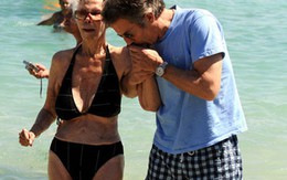 Nữ công tước U90 diện bikini sánh bước bên chồng trẻ đi tắm biển