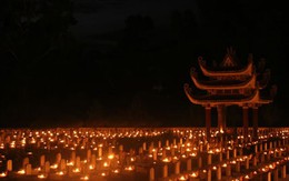 Trước nghĩa trang Trường Sơn