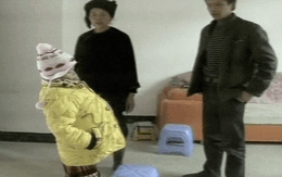 Bé gái bụng phình như mang bầu