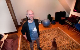 Các quý ông khỏa thân học yoga