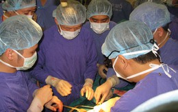 Chờ sự sống từ tay người khác