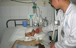 Chàng trai 9 năm mang khối u mắt khổng lồ