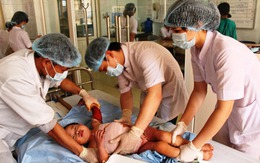 Bé 3 tuổi ngã vào nồi nước sôi