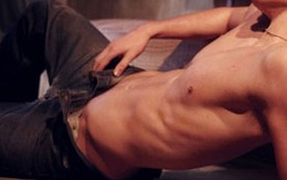Quý ông nghịch ngợm, tự bẻ gãy "cậu nhỏ"