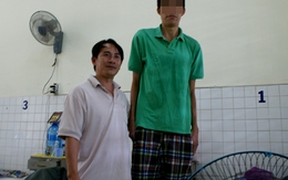 Chàng trai đi viện vì chiều cao hơn 2 mét