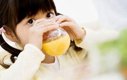 Nước trái cây tiềm ẩn nhiều nguy cơ với bé