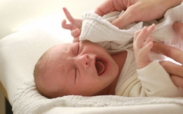 Con tử vong do mẹ nhầm ỉa chảy với lồng ruột