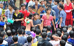 Thiếu nữ bị tấn công tình dục giữa đám đông 