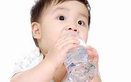 Bé cần uống bao nhiêu nước mỗi ngày?