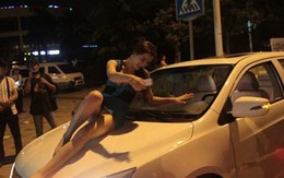 Kiều nữ say khướt ngồi trên mui xe "trêu ngươi" CSGT