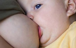 Mẹ bắt cai sữa, bà vạch áo cho bú