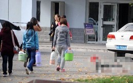 Nữ sinh tử vong sau khi đẻ rơi trong toilet