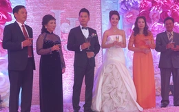 Bố chồng Jennifer nhầm tên con trai trong lễ cưới