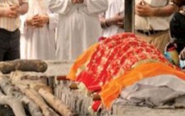 "Xác chết" bất ngờ nhổm dậy giữa giàn thiêu