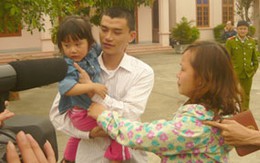 Bé 3 tuổi trở về sau những ngày bị bắt cóc