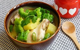 Canh gà nấu dứa và khổ qua