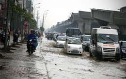 Hà Nội ngập sâu sau cơn mưa chuyển mùa