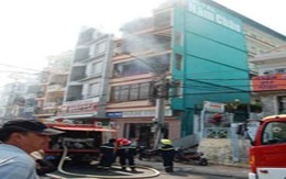 Cháy nhà nghỉ, hàng chục khách hoảng loạn 