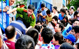 Công an "hộ tống" phụ huynh nộp đơn cho con vào lớp 1
