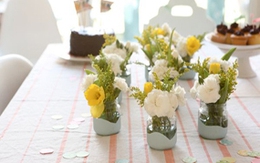 "Biến" lọ đựng thực phẩm thành lọ hoa xinh xắn 