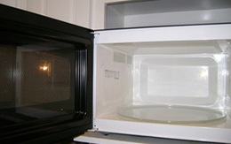 Mẹo làm sạch nhanh lò vi sóng