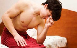 "Cậu bé" ngắn ngủn vì... hút thuốc
