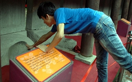 Các sĩ tử thi nhau “xoa đầu cụ rùa”