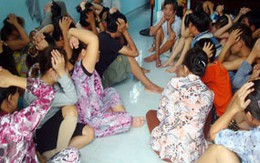 "Quý bà" hoảng hồn khi cảnh sát bắt sòng bạc